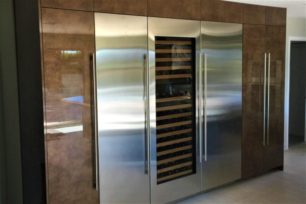 Contemporary frameless kitchen cabinets with a high gloss finish