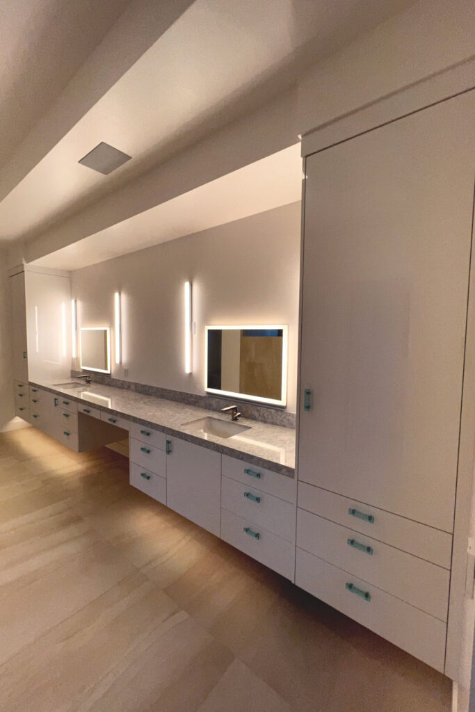 Bathroom cabinets with high-gloss finish